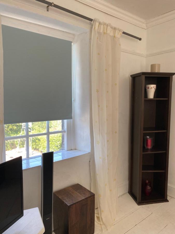 Stunning 2-Bed Apartment Above Schooners Bar Neath Exterior photo
