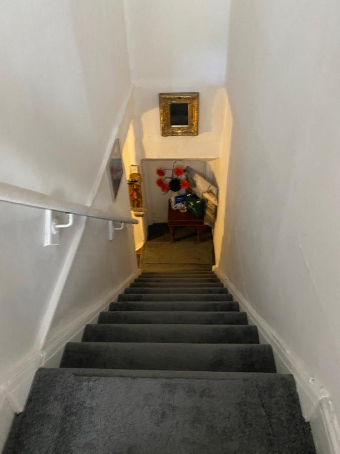 Stunning 2-Bed Apartment Above Schooners Bar Neath Exterior photo
